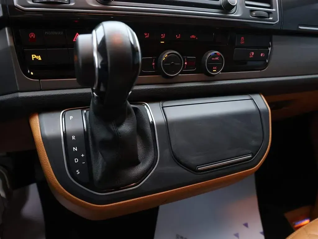 2017 Volkswagen Caravelle 2.0T 204HP L4 7DCT,autocango,china used car exporter,china ev exporter,chinese used car exporter,chinese used ev exporter