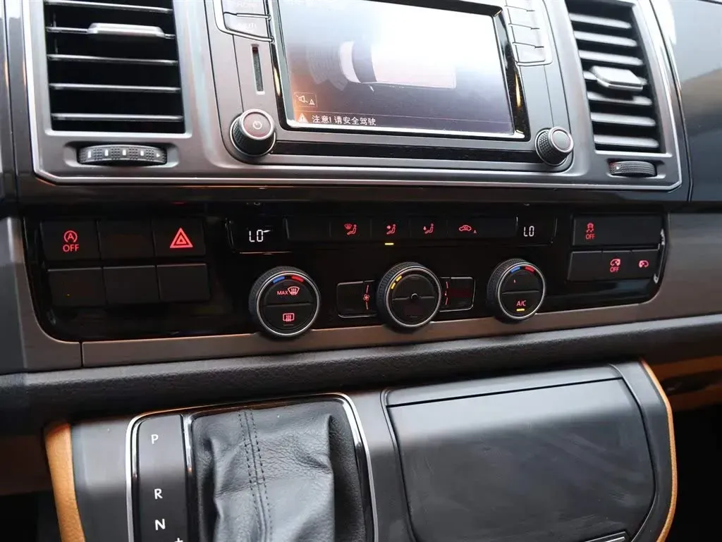 2017 Volkswagen Caravelle 2.0T 204HP L4 7DCT,autocango,china used car exporter,china ev exporter,chinese used car exporter,chinese used ev exporter