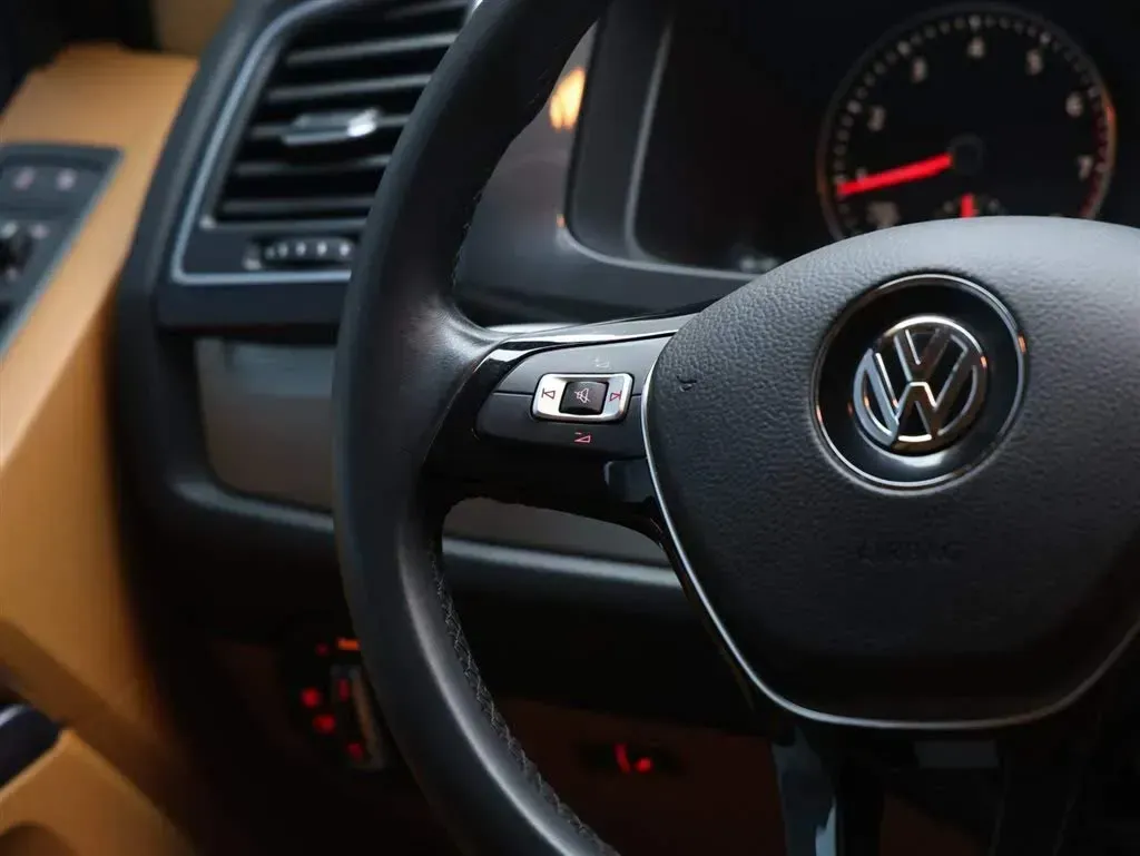 2017 Volkswagen Caravelle 2.0T 204HP L4 7DCT,autocango,china used car exporter,china ev exporter,chinese used car exporter,chinese used ev exporter