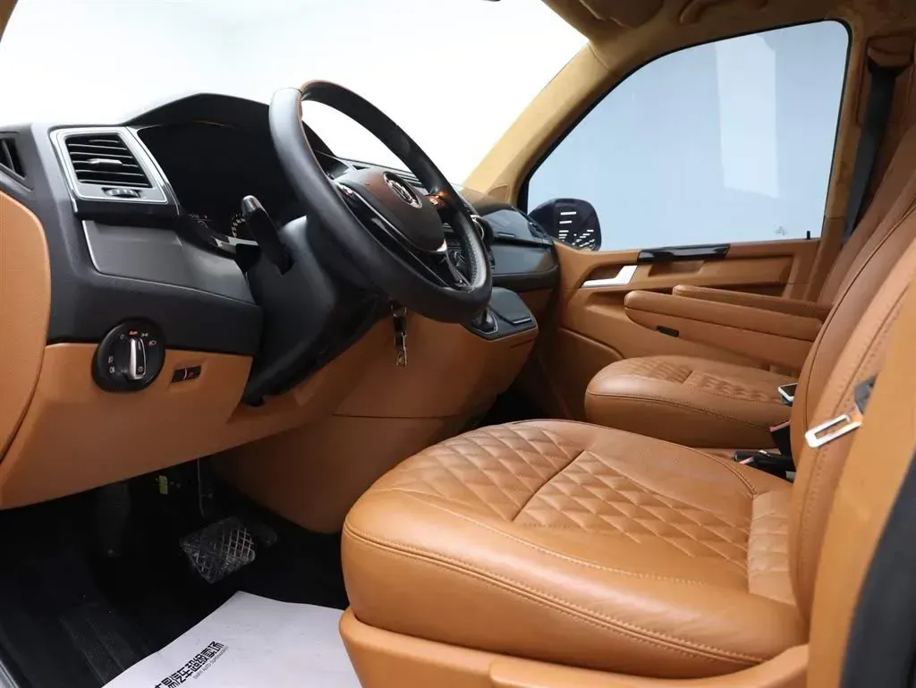 2017 Volkswagen Caravelle 2.0T 204HP L4 7DCT,autocango,china used car exporter,china ev exporter,chinese used car exporter,chinese used ev exporter