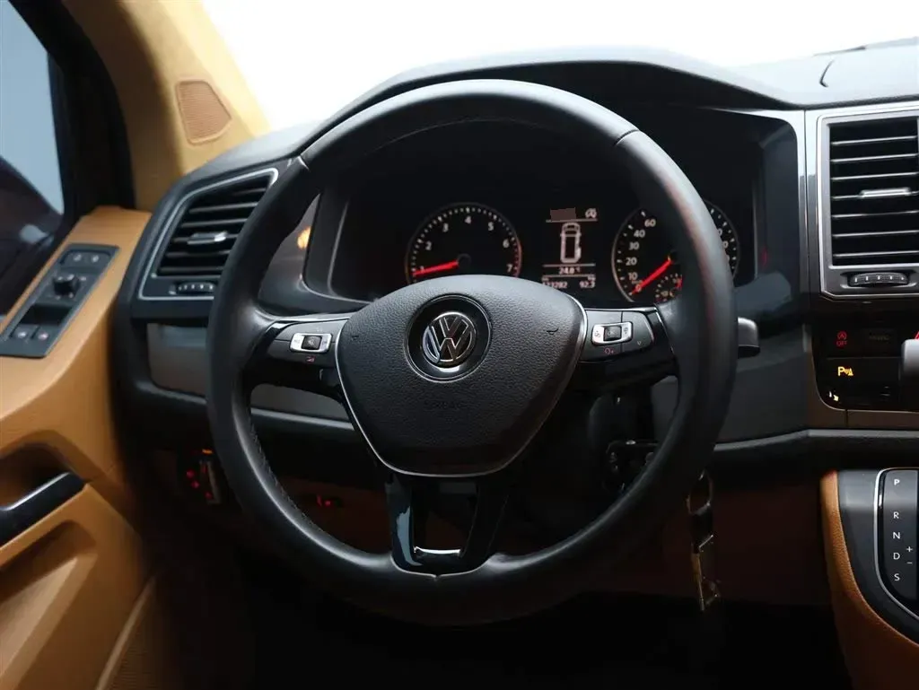 2017 Volkswagen Caravelle 2.0T 204HP L4 7DCT,autocango,china used car exporter,china ev exporter,chinese used car exporter,chinese used ev exporter