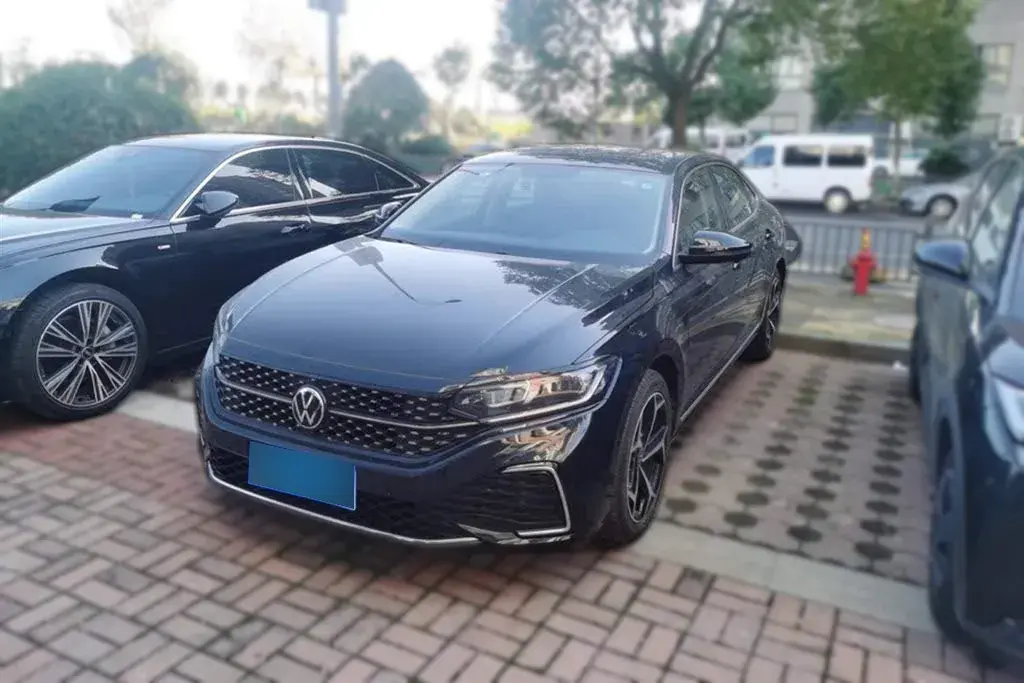 2023 Volkswagen Passat 2.0T 186HP L4 7DCT