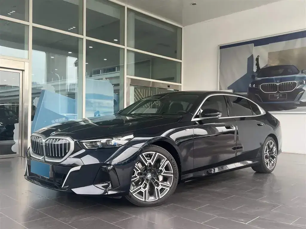 2024 BMW 5 Series 2.0T 258HP L4 8AT