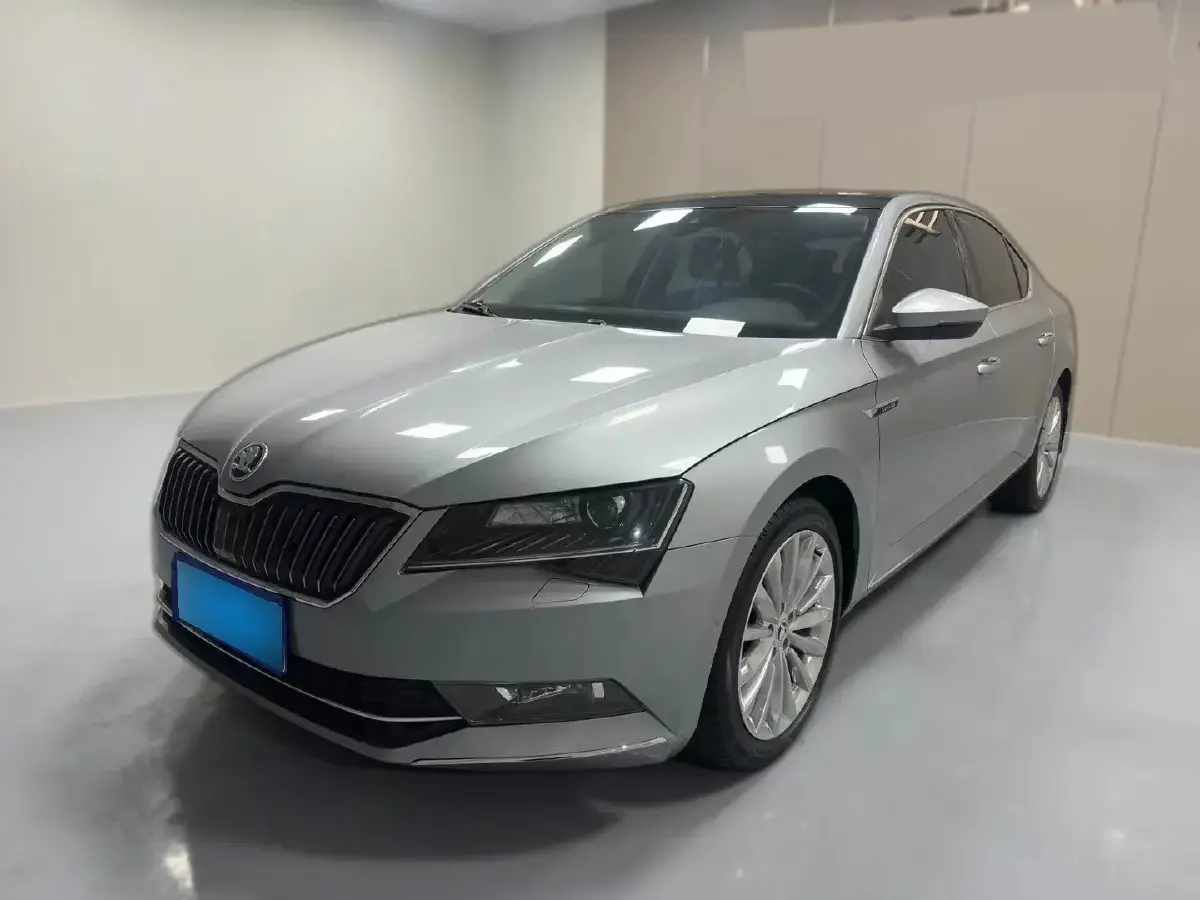 2018 Skoda Superb 2.0T 220HP L4 7DCT