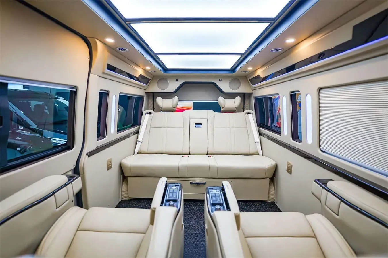 2011 Toyota Hiace 2.7L 154HP L4 4AT,autocango,china used car exporter,china ev exporter,chinese used car exporter,chinese used ev exporter