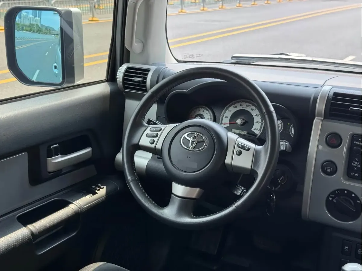 2013 Toyota FJ Cruiser 4.0L 272HP V6 5AT,autocango,china used car exporter,china ev exporter,chinese used car exporter,chinese used ev exporter