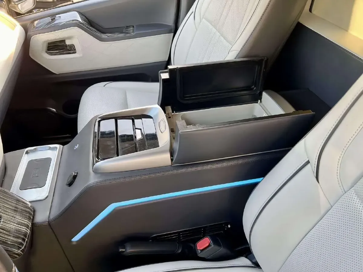 2011 Toyota Hiace 2.7L 154HP L4 5MT,autocango,china used car exporter,china ev exporter,chinese used car exporter,chinese used ev exporter