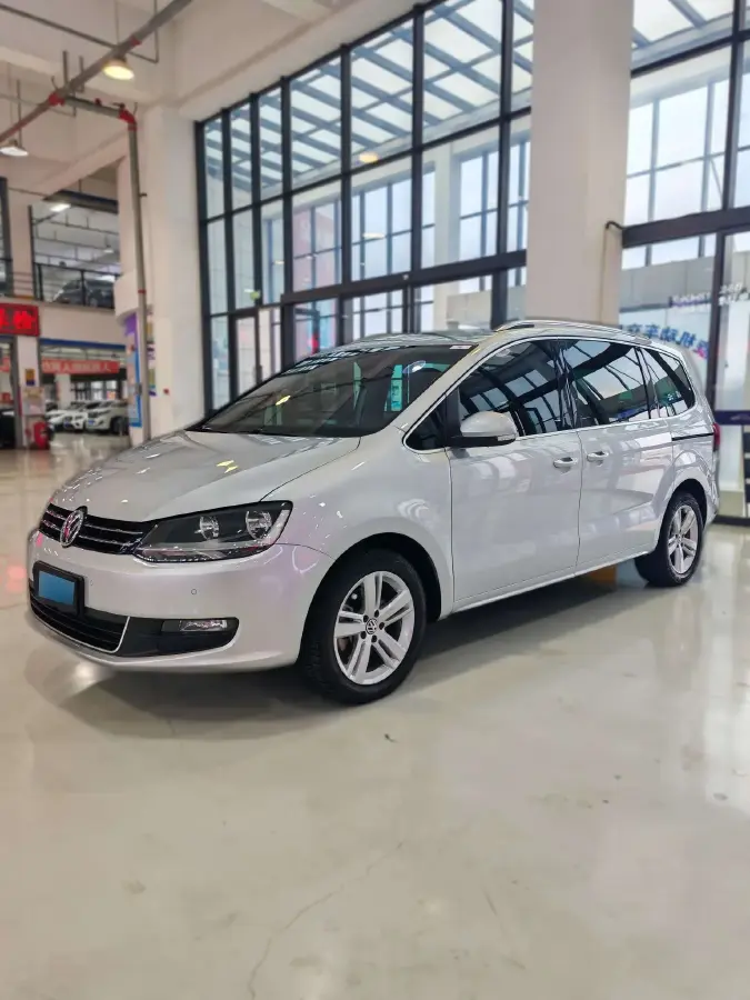 2016 Volkswagen Sharan 2.0T 220HP L4 6DCT