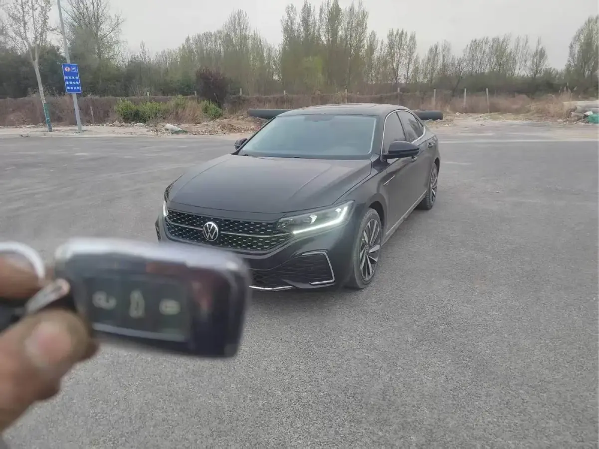 2024 Volkswagen Passat 2.0T 220HP L4 7DCT