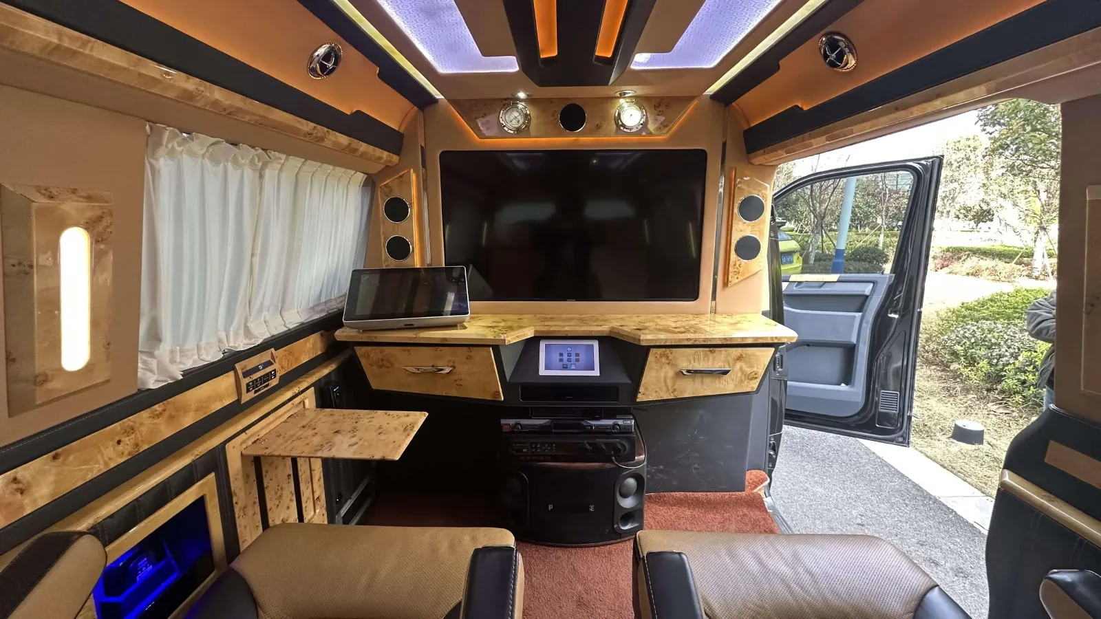 2017 Volkswagen Caravelle 2.0T 204HP L4 7DCT,autocango,china used car exporter,china ev exporter,chinese used car exporter,chinese used ev exporter