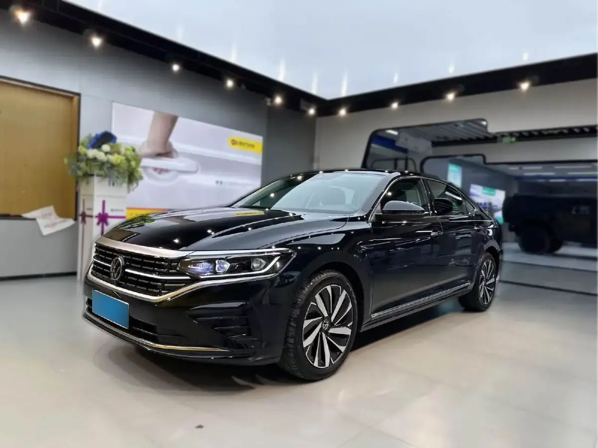 2024 Volkswagen Passat 2.0T 220HP L4 7DCT