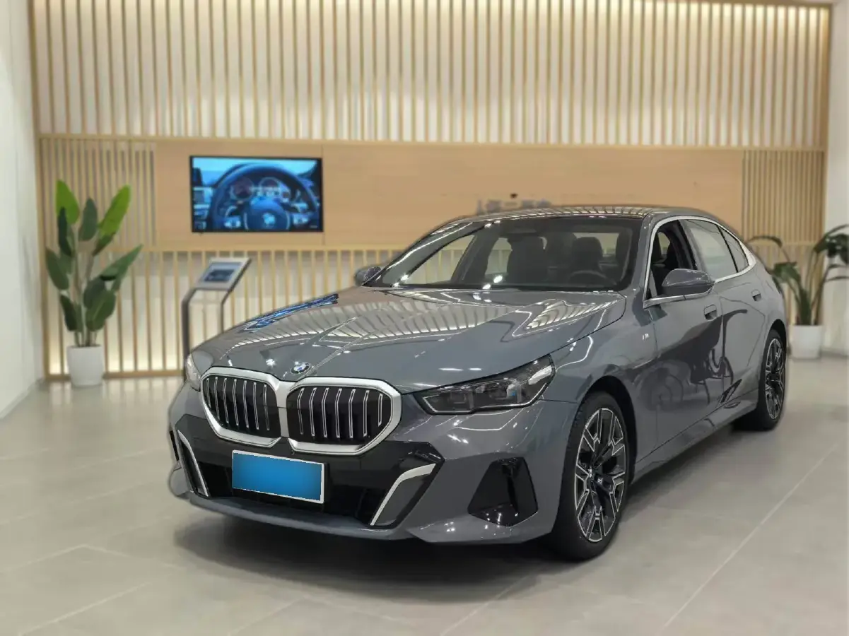 2024 BMW 5 Series 2.0T 258HP L4 8AT