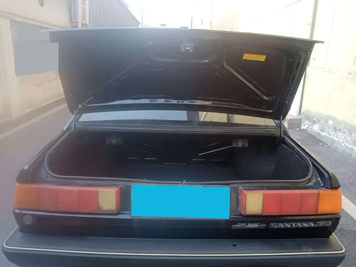 2004 Volkswagen Santana Classic 1.8L 95HP L4 5MT,autocango,china used car exporter,china ev exporter,chinese used car exporter,chinese used ev exporter