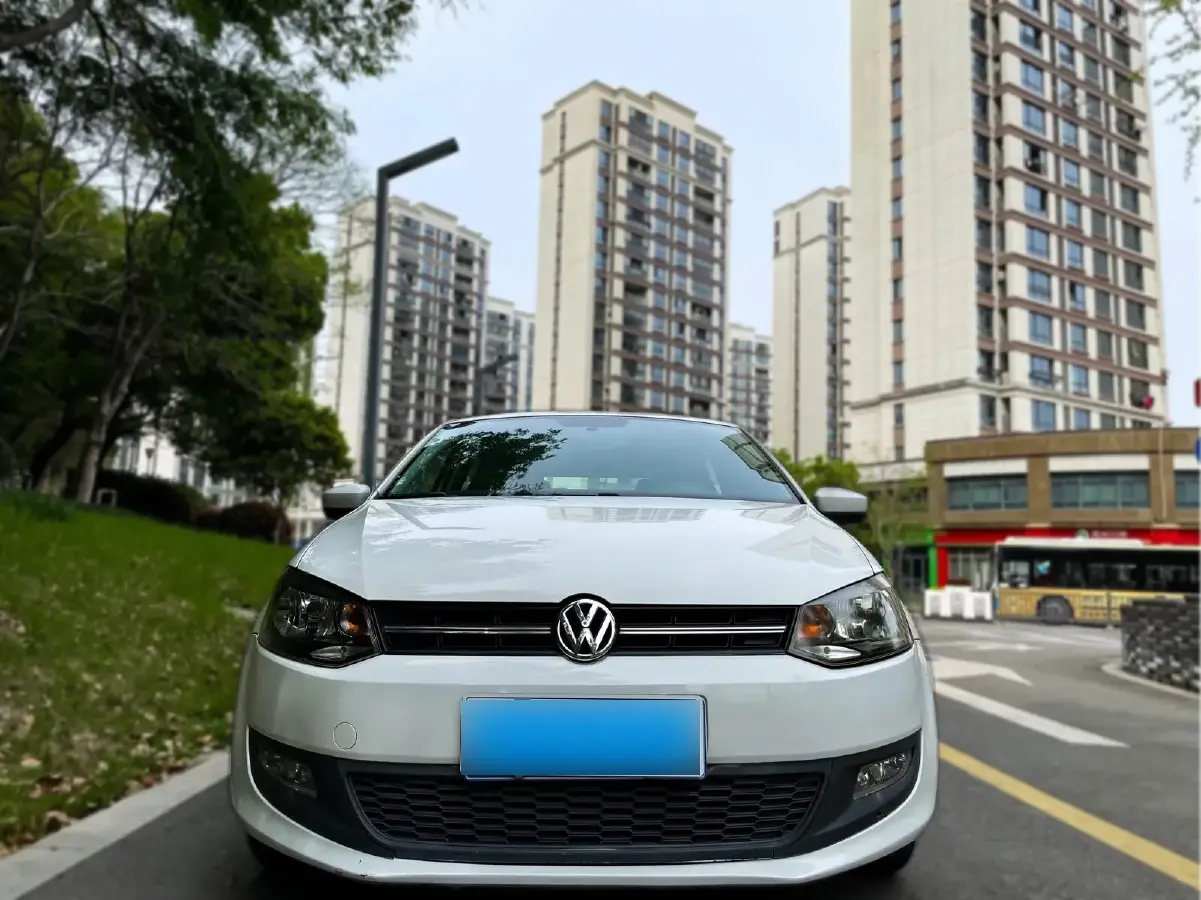 2011 Volkswagen Polo 1.4L 86HP L4 6AT