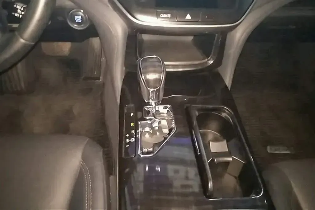 2015 Toyota Crown 2.5L 193HP V6 6AT,autocango,china used car exporter,china ev exporter,chinese used car exporter,chinese used ev exporter