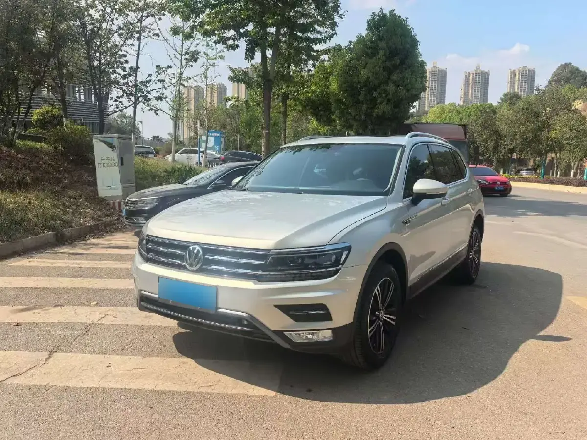 2018 Volkswagen Tiguan L 2.0T 220HP L4 7DCT