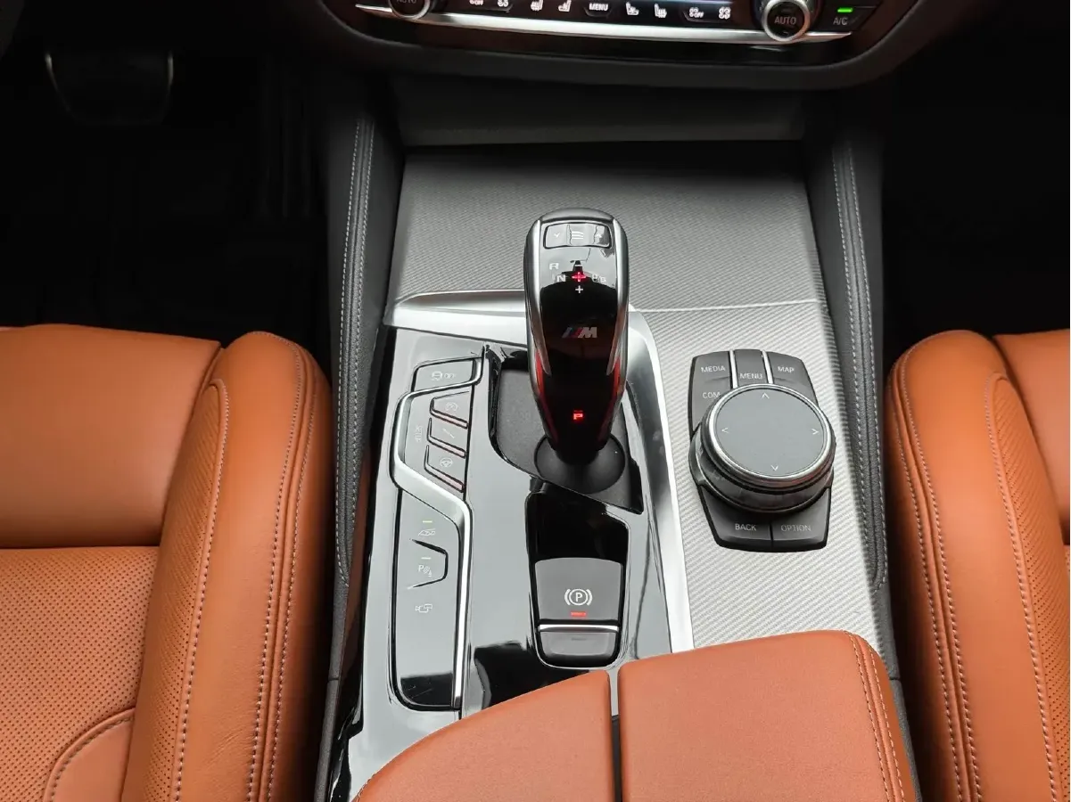 2018 BMW M5 4.4T 600HP V8 8AT,autocango,china used car exporter,china ev exporter,chinese used car exporter,chinese used ev exporter