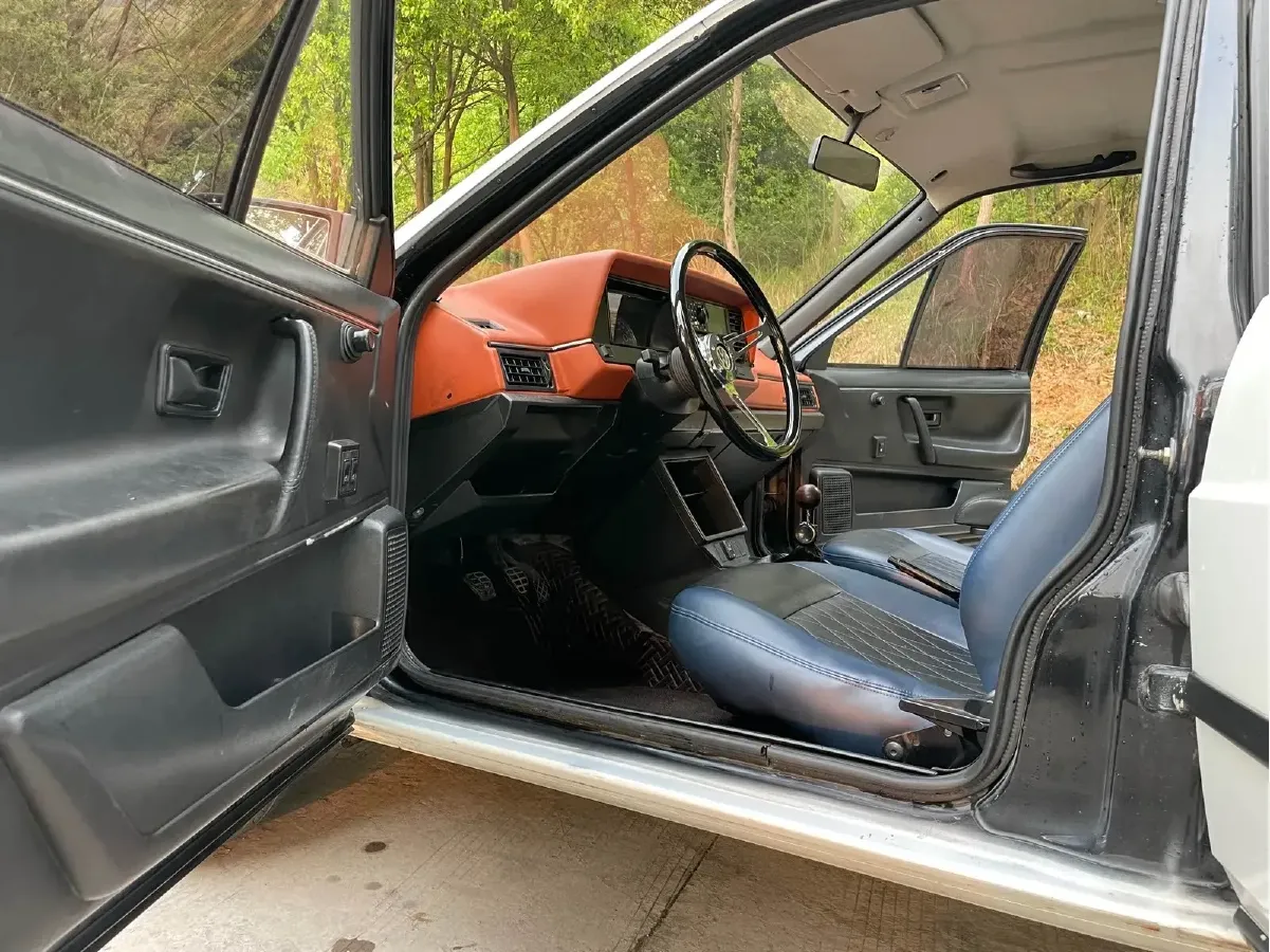 2004 Volkswagen Santana Classic 1.6L 87HP L4 5MT,autocango,china used car exporter,china ev exporter,chinese used car exporter,chinese used ev exporter