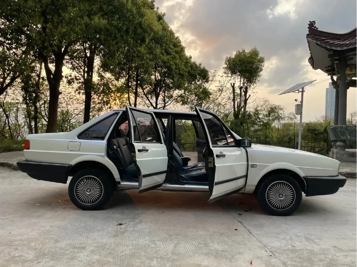 2004 Volkswagen Santana Classic 1.6L 87HP L4 5MT,autocango,china used car exporter,china ev exporter,chinese used car exporter,chinese used ev exporter