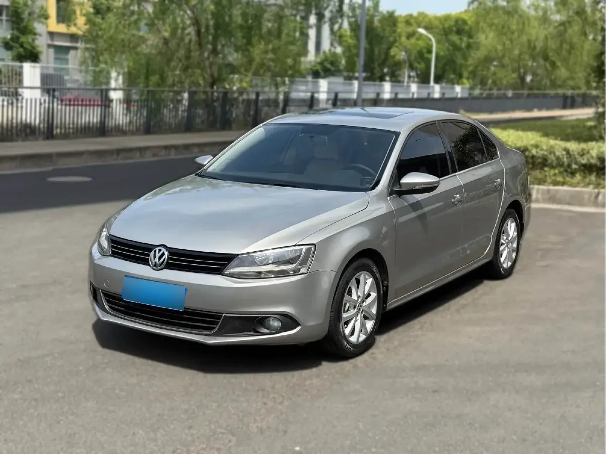 2012 Volkswagen Sagitar 1.6L 105HP L4 5MT