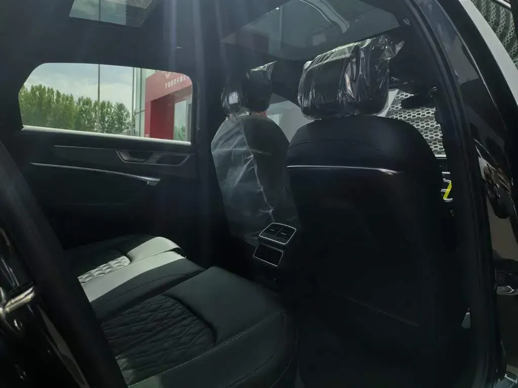 2025 Audi A6L 2.0T 245HP L4 7DCT,autocango,china used car exporter,china ev exporter,chinese used car exporter,chinese used ev exporter