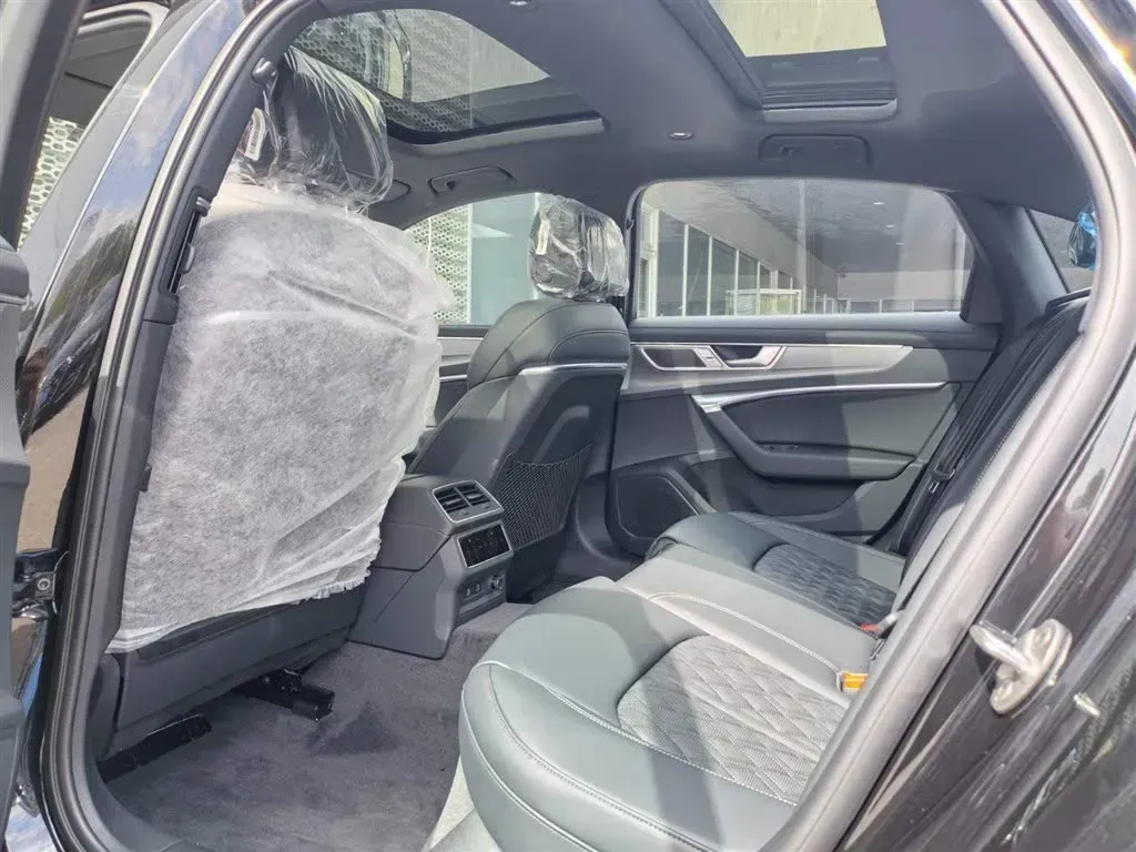 2025 Audi A6L 2.0T 245HP L4 7DCT,autocango,china used car exporter,china ev exporter,chinese used car exporter,chinese used ev exporter