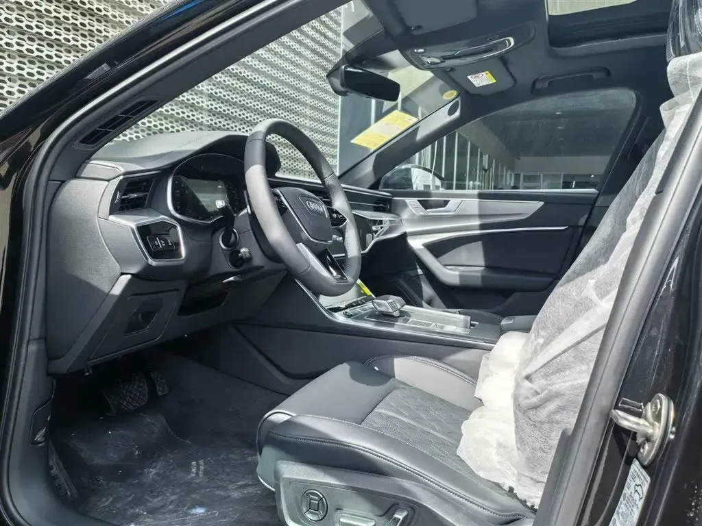 2025 Audi A6L 2.0T 245HP L4 7DCT,autocango,china used car exporter,china ev exporter,chinese used car exporter,chinese used ev exporter