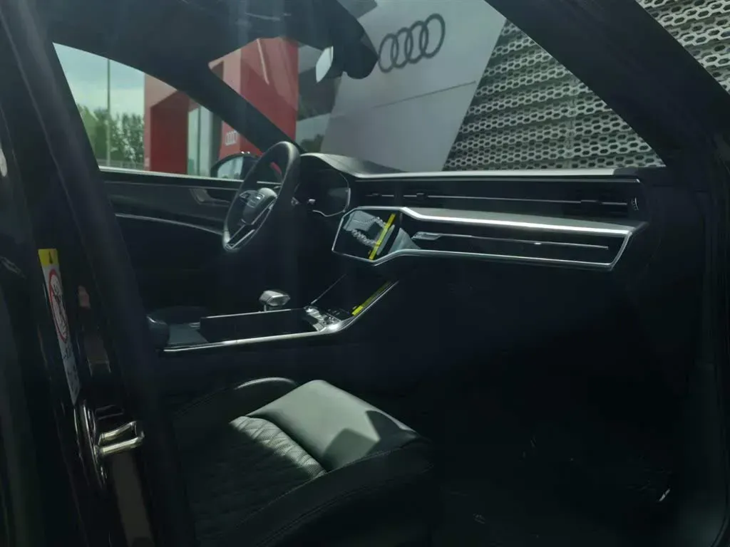 2025 Audi A6L 2.0T 245HP L4 7DCT,autocango,china used car exporter,china ev exporter,chinese used car exporter,chinese used ev exporter