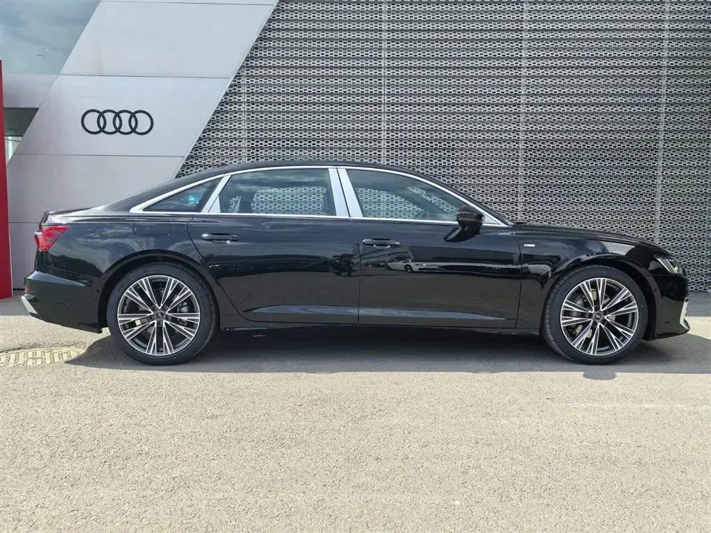 2025 Audi A6L 2.0T 245HP L4 7DCT,autocango,china used car exporter,china ev exporter,chinese used car exporter,chinese used ev exporter