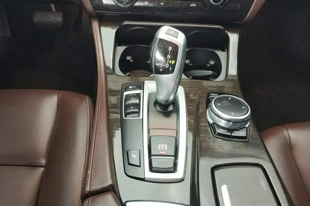 2017 BMW 5 Series 2.0T 218HP L4 8AT,autocango,china used car exporter,china ev exporter,chinese used car exporter,chinese used ev exporter