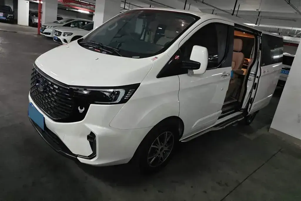 2023 Ford Tourneo 2.0T 220HP L4 9AT