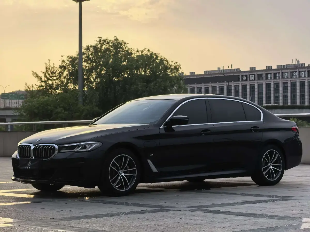 2021 BMW 5 Series 2.0T 184HP L4 8AT PHEV 17.7KWH