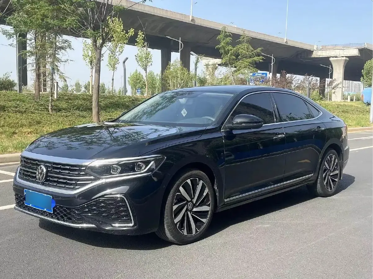 2024 Volkswagen Passat 2.0T 220HP L4 7DCT