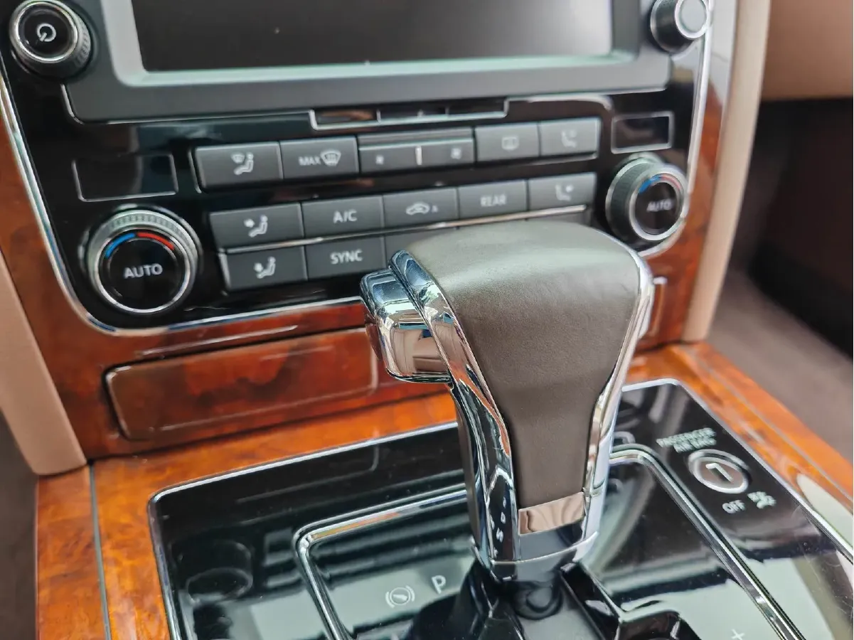 2015 Volkswagen Pheaton 3.0L 250HP V6 6AT,autocango,china used car exporter,china ev exporter,chinese used car exporter,chinese used ev exporter