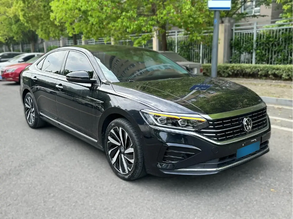 2022 Volkswagen Passat 2.0T 220HP L4 7DCT