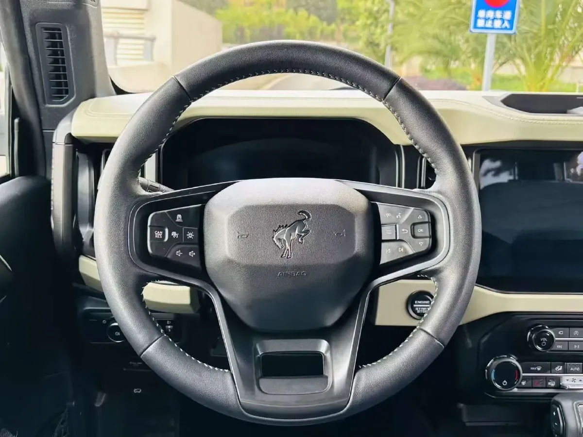 2024 Ford Bronco 2.3T 275HP L4 10AT,autocango,china used car exporter,china ev exporter,chinese used car exporter,chinese used ev exporter