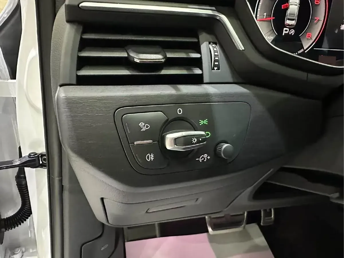 2025 Audi A4L 2.0T 190HP L4 7DCT,autocango,china used car exporter,china ev exporter,chinese used car exporter,chinese used ev exporter