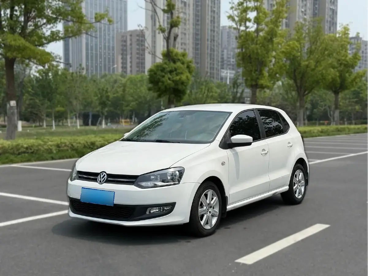 2013 Volkswagen Polo 1.4L 86HP L4 6AT
