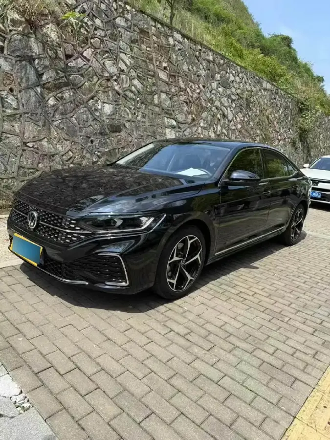 2024 Volkswagen Passat 2.0T 220HP L4 7DCT