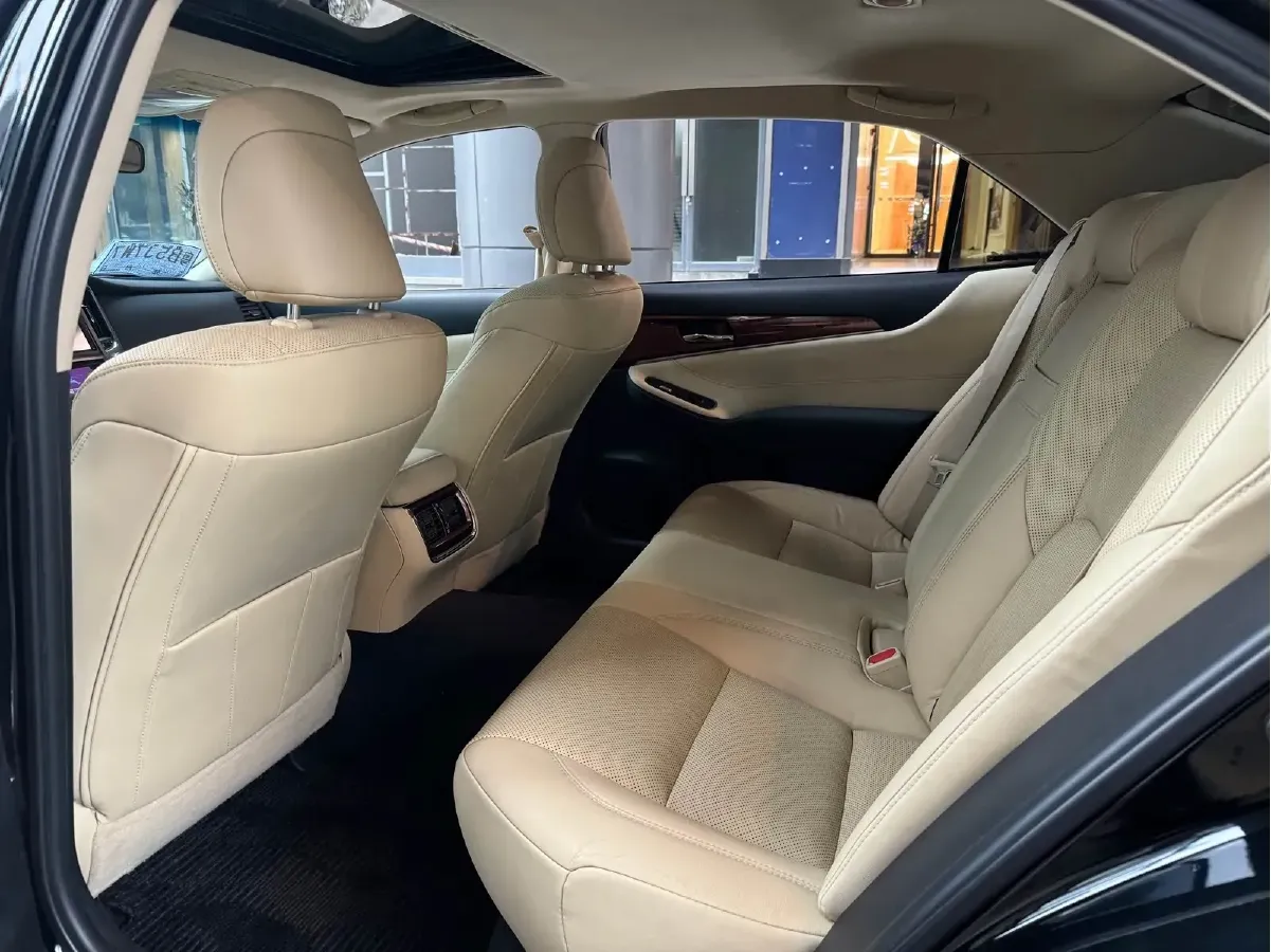 2015 Toyota Crown 2.5L 193HP V6 6AT,autocango,china used car exporter,china ev exporter,chinese used car exporter,chinese used ev exporter