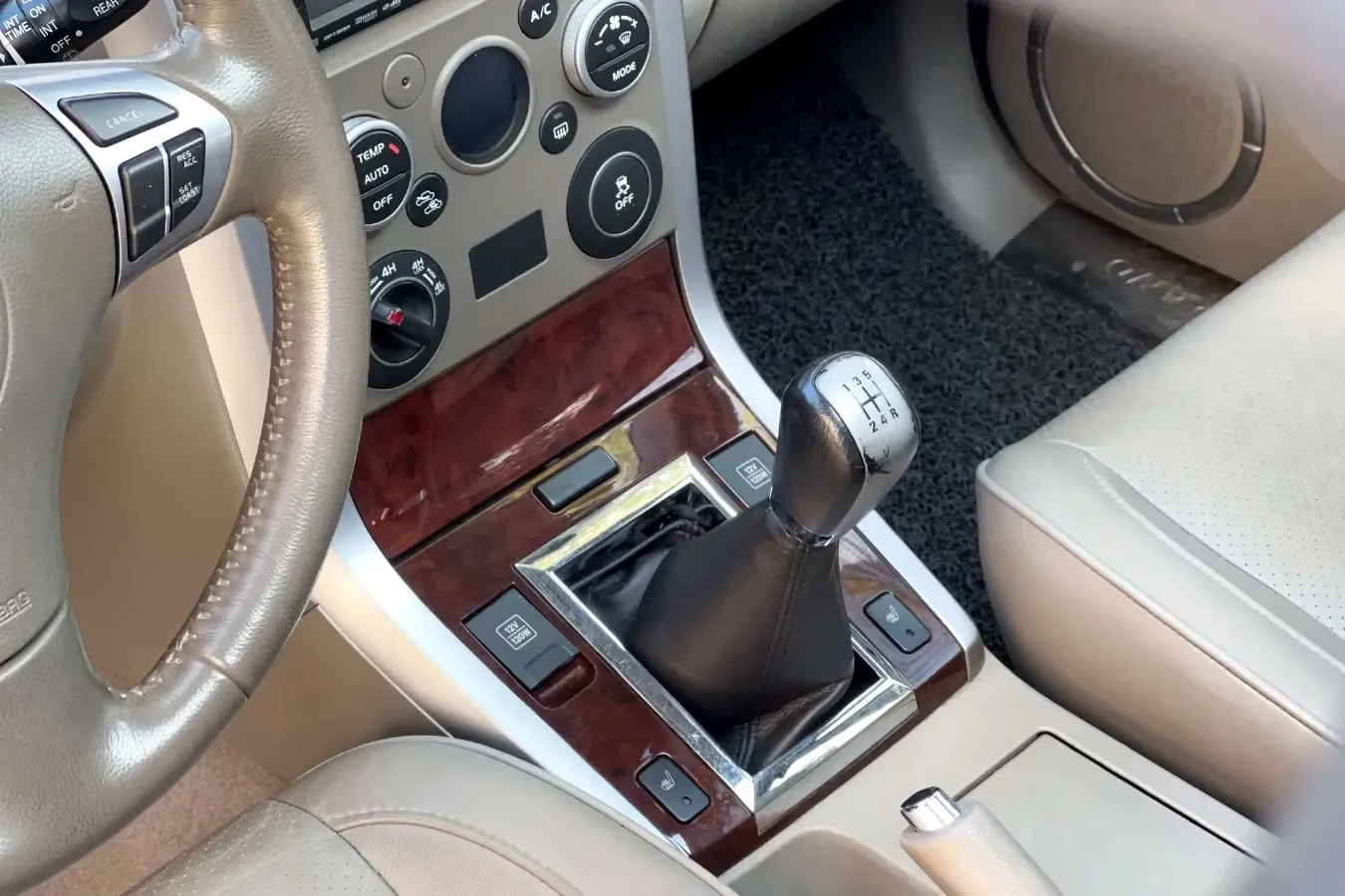 2012 Suzuki Grand Vitara 2.4L 166HP L4 5MT,autocango,china used car exporter,china ev exporter,chinese used car exporter,chinese used ev exporter