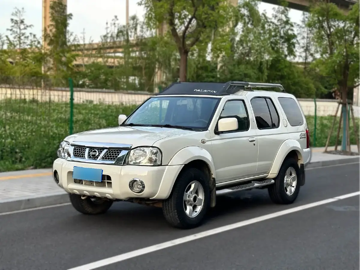 2013 Nissan Paladin 2.4L 150HP L4 5MT