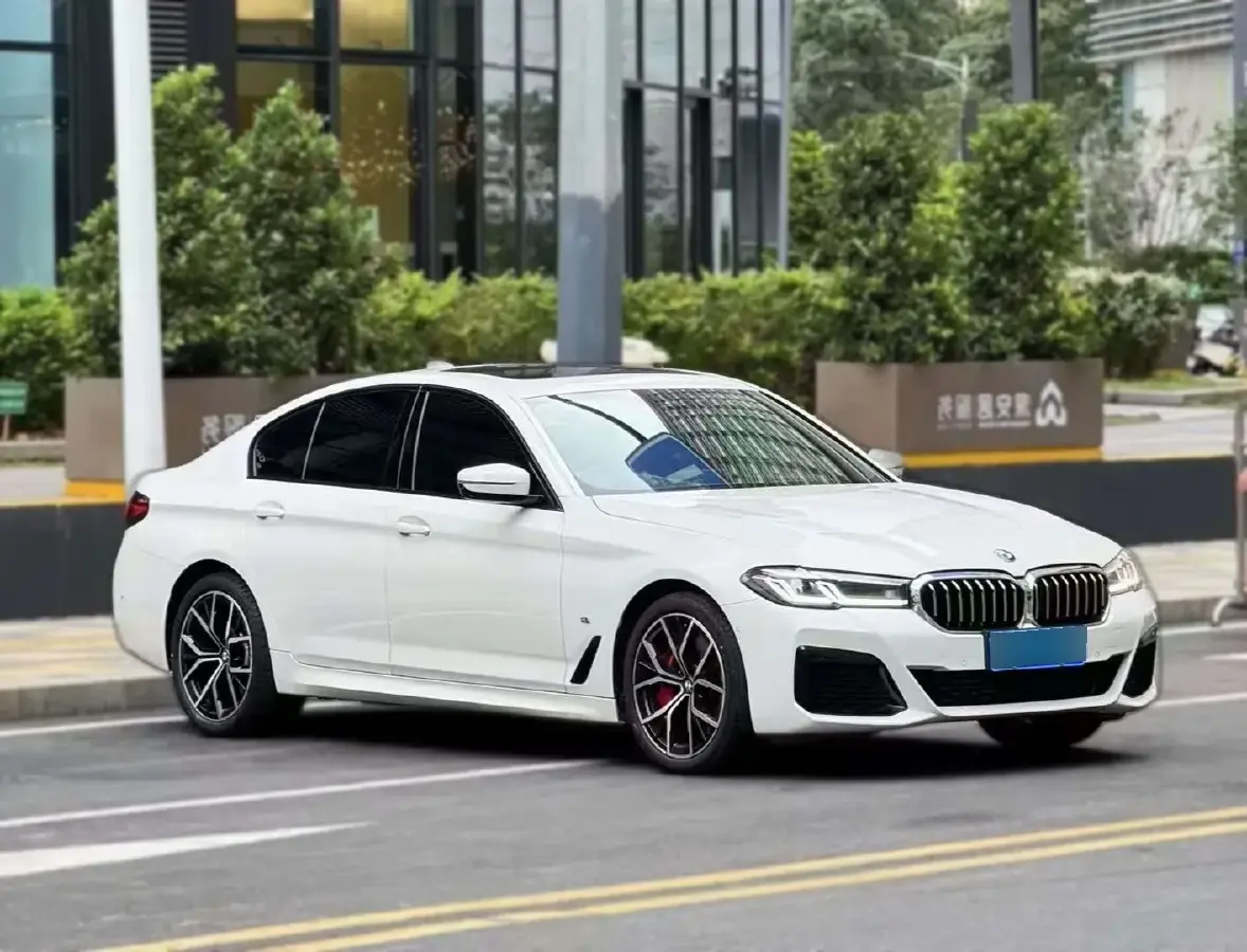 2022 BMW 5 Series 3.0T 340HP L6 8AT