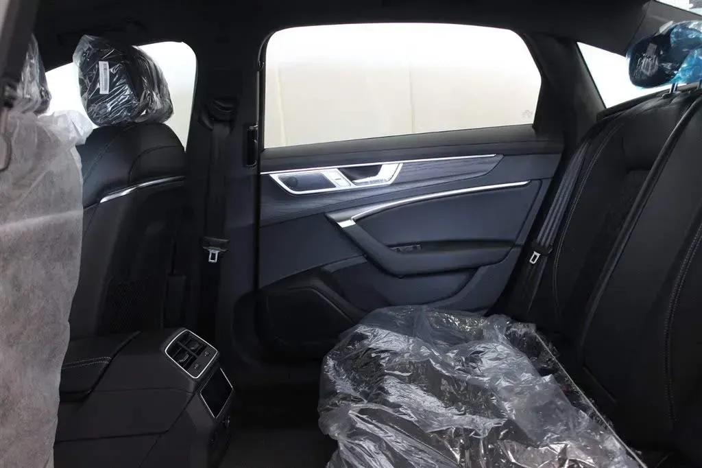 2025 Audi A6L 2.0T 245HP L4 7DCT,autocango,china used car exporter,china ev exporter,chinese used car exporter,chinese used ev exporter