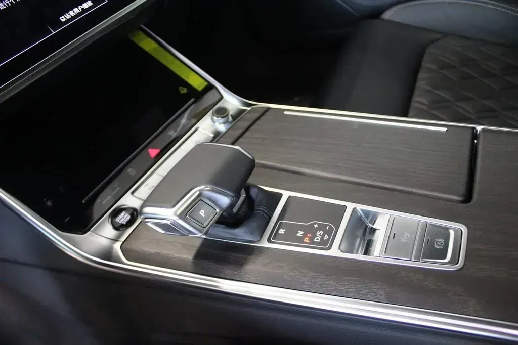 2025 Audi A6L 2.0T 245HP L4 7DCT,autocango,china used car exporter,china ev exporter,chinese used car exporter,chinese used ev exporter