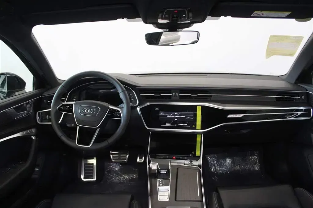 2025 Audi A6L 2.0T 245HP L4 7DCT,autocango,china used car exporter,china ev exporter,chinese used car exporter,chinese used ev exporter