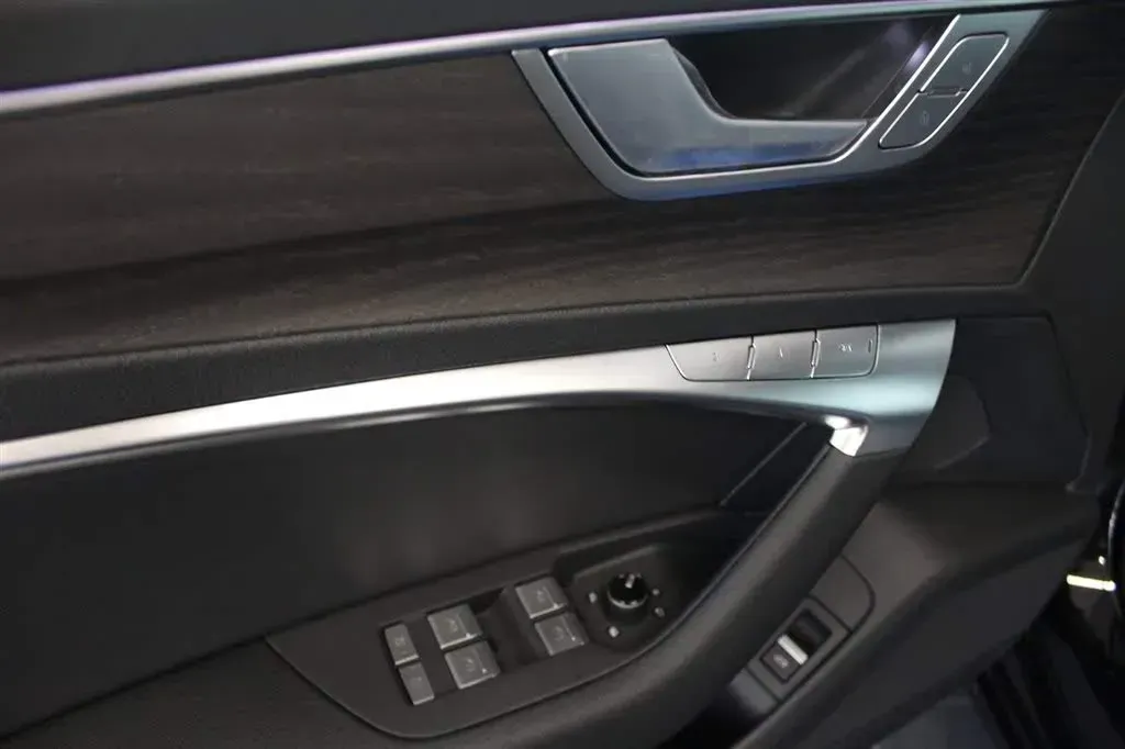 2025 Audi A6L 2.0T 245HP L4 7DCT,autocango,china used car exporter,china ev exporter,chinese used car exporter,chinese used ev exporter