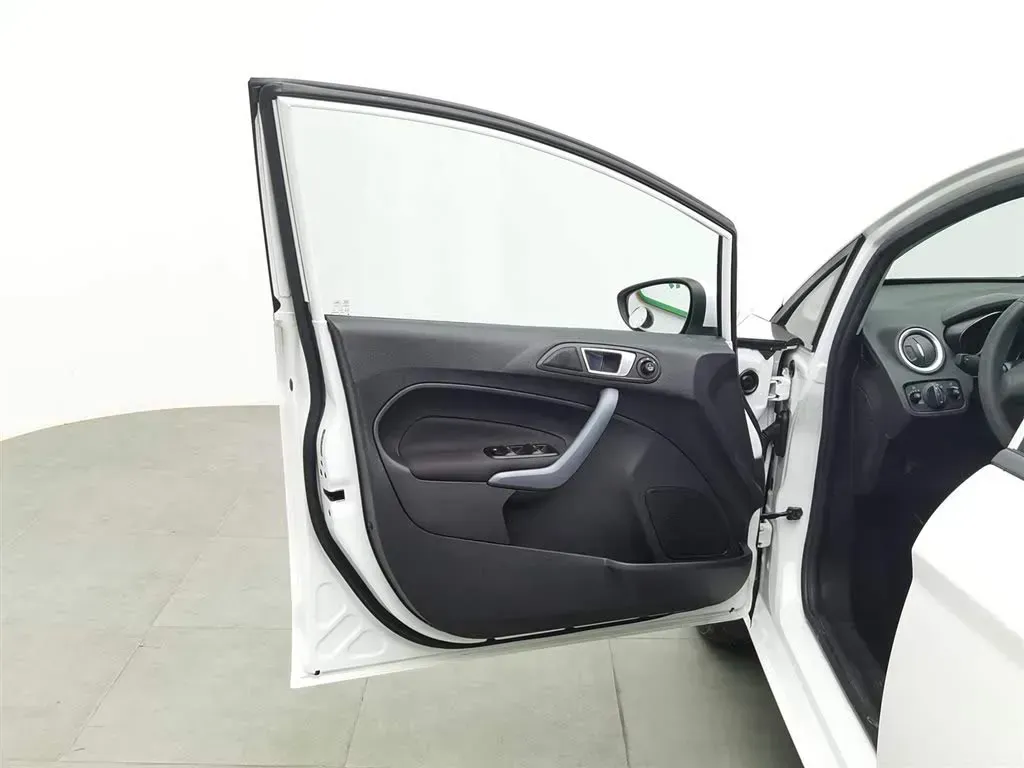 2013 Ford Fiesta 1.5L 110HP L4 5MT,autocango,china used car exporter,china ev exporter,chinese used car exporter,chinese used ev exporter