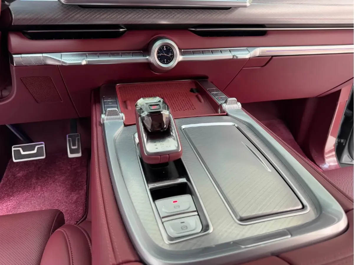 2024 Tank 700 3.0T 360HP V6 9AT PHEV 37.1KWH,autocango,china used car exporter,china ev exporter,chinese used car exporter,chinese used ev exporter