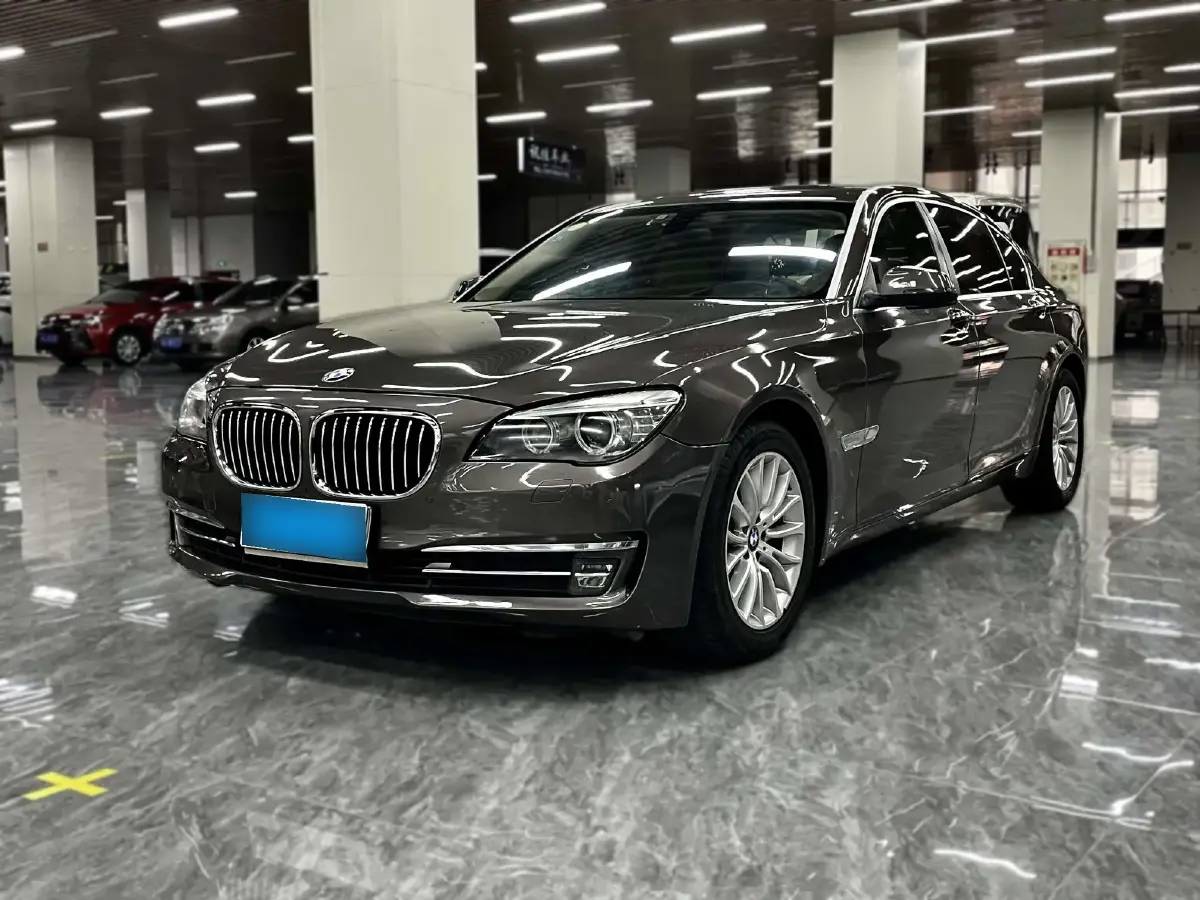2013 BMW 7 Series 3.0T 320HP L6 8AT
